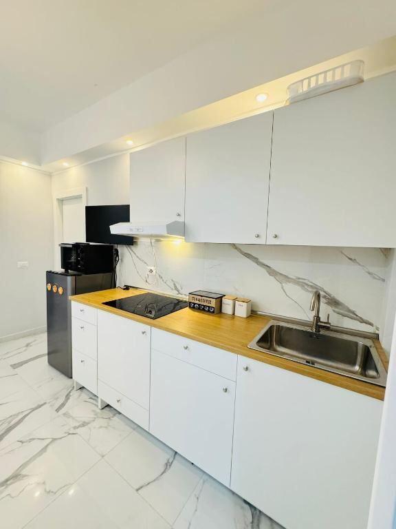 Cucina privata attrezzata con piano cottura e lavello